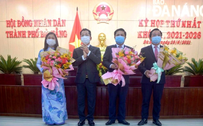 Bí thư Thành ủy Đà Nẵng Nguyễn Văn Quảng tặng hoa chúc mừng các đồng chí lãnh đạo HĐND TP Đà Nẵng nhiệm kỳ mới.