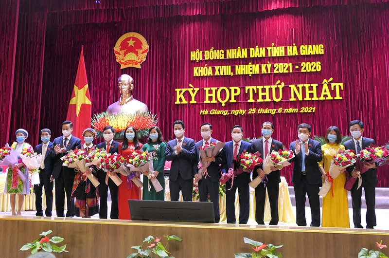 Đồng chí Đặng Quốc Khánh, Ủy viên Trung ương Đảng, Bí thư Tỉnh ủy Hà Giang tặng hoa chức mừng Thường trực Hội đồng nhân dân và lãnh đạo các ban Hội đồng nhân dân tỉnh khóa 18. 