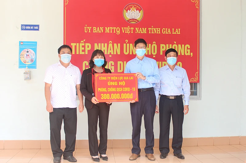 Ông Lê Quang Trường, Phó Giám đốc Công ty Điện lực Gia Lai trao số tiền 300 triệu đồng ủng hộ Quỹ vaccine phòng Covid-19. 