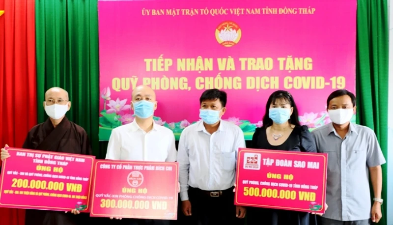 Ủy ban Mặt trận Tổ quốc Việt Nam tỉnh Đồng Tháp tiếp nhận ủng hộ từ doanh nghiệp, tổ chức tôn giáo. (Ảnh: NGUYỆT ÁNH)