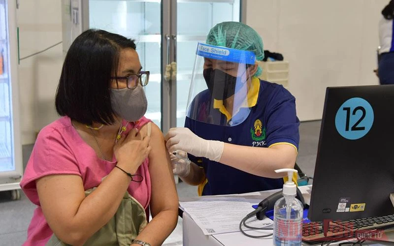 Người dân Bangkok tiêm vaccine Covid-19 tại Trung tâm thương mại Central Ladprao. (Ảnh: NAM ĐÔNG)