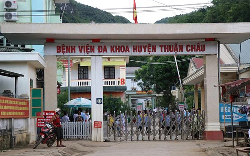 - Bệnh viện đa khoa huyện Thuận Châu nơi có bệnh nhân nghi mắc Covid-19 đã thực hiện giãn cách theo Chỉ thị 16 của Thủ tướng Chính phủ.