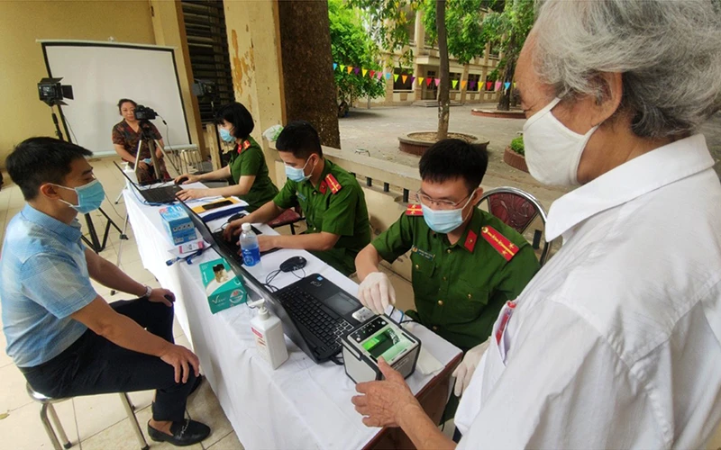 Phòng Cảnh sát Quản lý hành chính về trật tự xã hội Công an TP Hà Nội làm căn cước công dân cho người dân . Ảnh: Phú Khánh