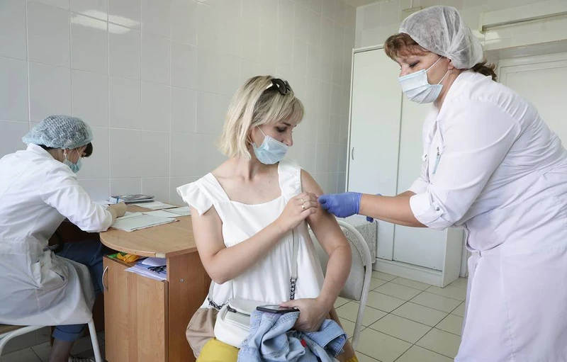 Người Nga đi tiêm vaccine phòng Covid-19. (Ảnh: TASS)