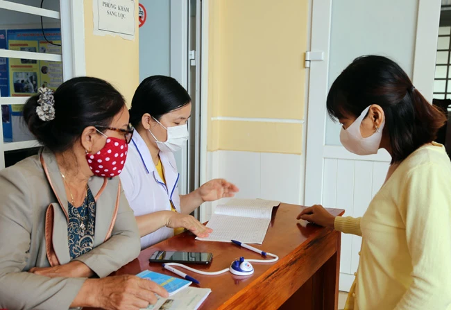 Cán bộ Trạm Y tế xã Ea Kao, TP Buôn Ma Thuột (Đắk Lắk) tư vấn sức khỏe sinh sản cho phụ nữ trước khi mang thai. Ảnh: ĐÌNH THI