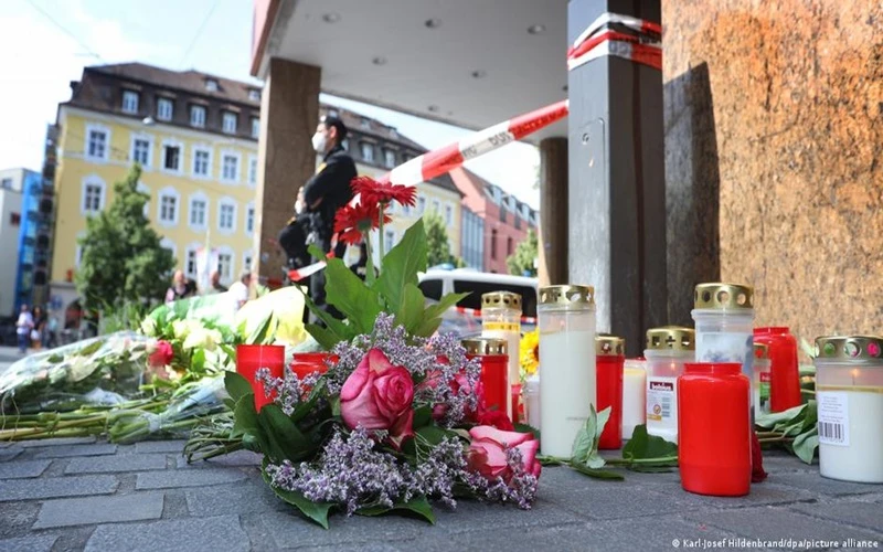 Người dân đặt hoa, nến tưởng nhớ nạn nhân của vụ tấn công. (Ảnh: DPA)