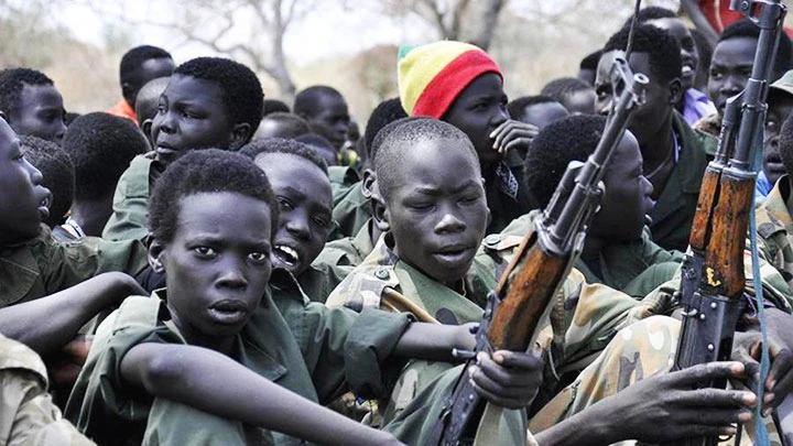 Nhiều trẻ em Burkina Faso bị các nhóm phiến quân ép cầm súng chiến đấu. Ảnh: GETTY