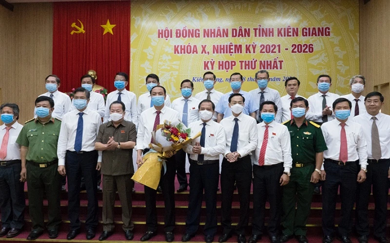 Thường trực và các thành viên Ủy ban nhân dân tỉnh Kiên Giang nhiệm kỳ mới ra mắt.