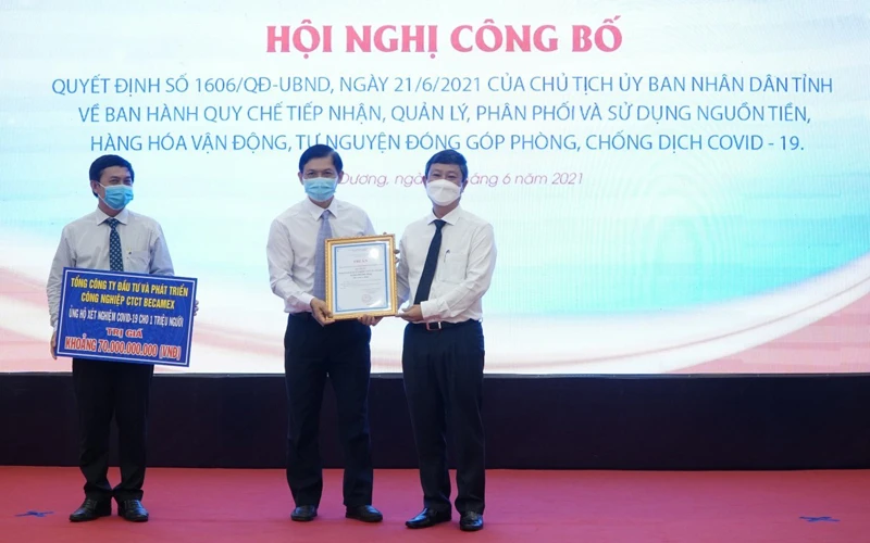 Phó Bí thư Thường trực tỉnh ủy Bình Dương Võ Văn Minh (thứ nhất, từ phải qua) trao Bảng tri ân cho đại diện Tổng Công ty Becamex IDC.