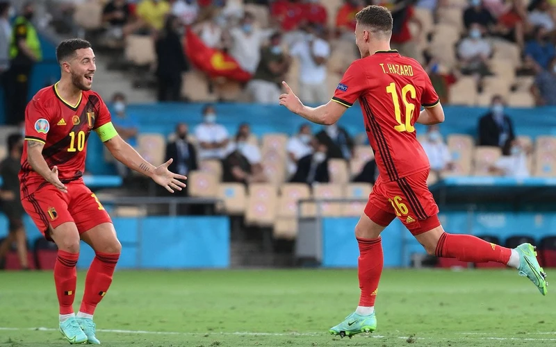 Hai anh em nhà Hazard ăn mừng bàn thắng vào lưới Bồ Đào Nha, giúp Bỉ thẳng tiến vào tứ kết Euro 2020. (Ảnh: UEFA)
