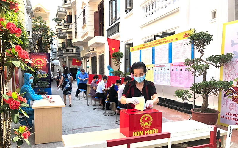 Người dân trong khu vực phong tỏa đi bỏ phiếu trong ngày bầu cử. (Ảnh: Ngô Quang Dũng).
