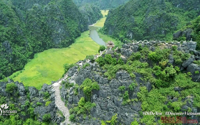 Ninh Bình: Cảm nhận sự thanh bình của Ninh Bình bằng những tấm hình tuyệt đẹp về những thảm đồi xanh ngát và những con sông trôi lãng đãng.
