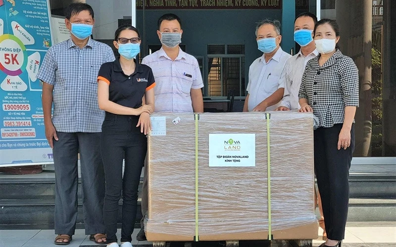 Sở Y tế Phú Yên đã tiếp nhận máy tách chiết tự động do Tập đoàn Novaland trao tặng. 