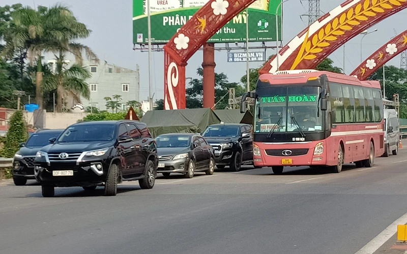 Chốt kiểm dịch Tân Đệ, huyện Vũ Thư, tỉnh Thái Bình tăng cường kiểm tra các xe khách đi qua địa bàn.