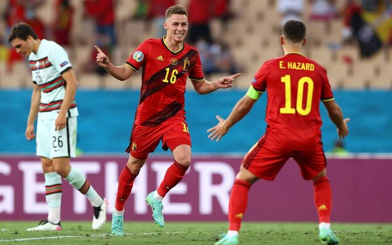 Thorgan Hazard ăn mừng bàn thắng vào lưới Bồ Đào Nha với anh trai Eden Hazard, giúp tuyển Bỉ bước vào tứ kết Euro 2020. (Ảnh: Getty Images)