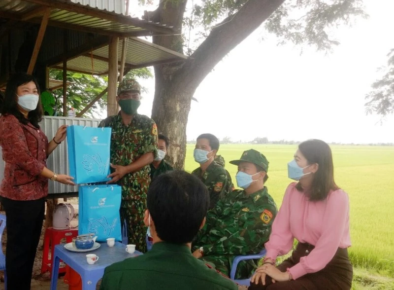 Đại diện Hội Liên hiệp Phụ nữ tỉnh An Giang thăm hỏi tặng quà các chiến sĩ tuyến đầu chống dịch. 