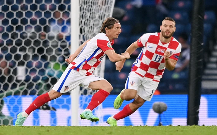 Luka Modric (bên trái) có tiếp tục tỏa sáng giúp Croatia vượt qua Tây Ban Nha?.