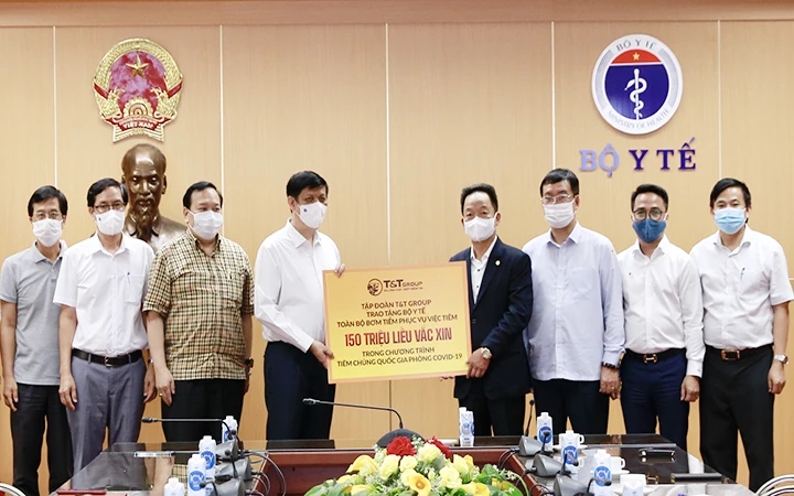 Chủ tịch HĐQT kiêm Tổng Giám đốc Tập đoàn T&T Group trao tặng bơm kim tiêm phục vụ toàn bộ chiến dịch tiêm 150 triệu liều vắc-xin phòng Covid-19 cho Bộ trưởng Y tế Nguyễn Thanh Long.