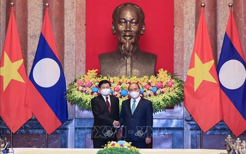 Chủ tịch nước Nguyễn Xuân Phúc hội kiến Tổng Bí thư, Chủ tịch nước Lào Thongloun Sisoulith. (Ảnh: TTXVN)