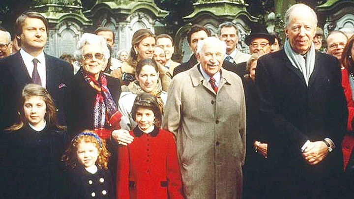 Một bức ảnh được cho là chụp các thành viên gia tộc Rothschild. Ảnh: TWITTER