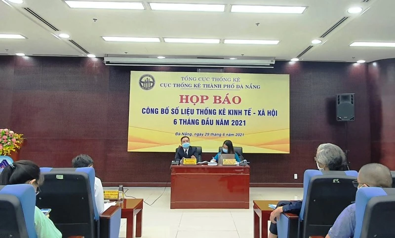 Họp báo thông tin về kinh tế xã hội Đà Nẵng sáu tháng đầu năm 2021. 