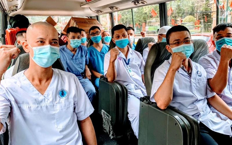 Các bác sĩ, nhân viên y tế Hải Phòng lên đường hỗ trợ tỉnh Bắc Giang chống dịch. (Ảnh: Ngô Quang Dũng)
