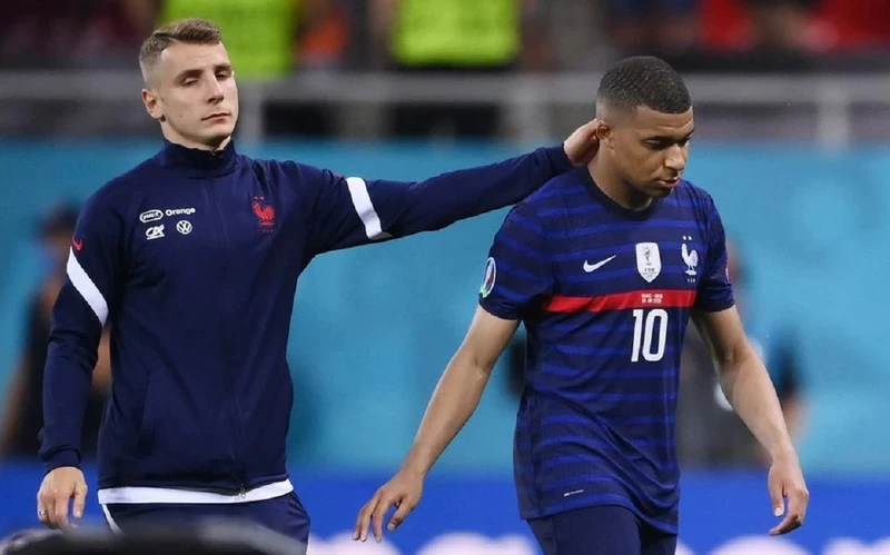 Kylian Mbappe đá hỏng quả luân lưu quyết định, khiến Pháp mất vé vào tứ kết Euro 2020. (Ảnh: Reuters)