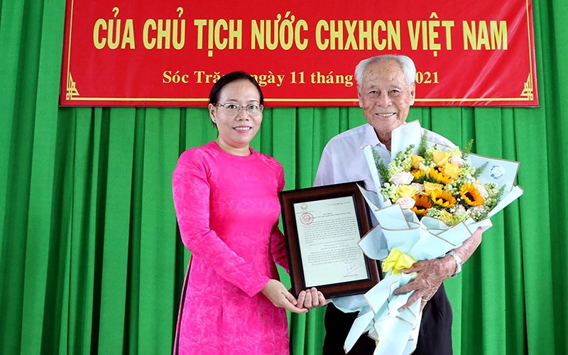 Lãnh đạo tỉnh Sóc Trăng trao Thư khen của Chủ tịch nước cho cụ Trần Cang.