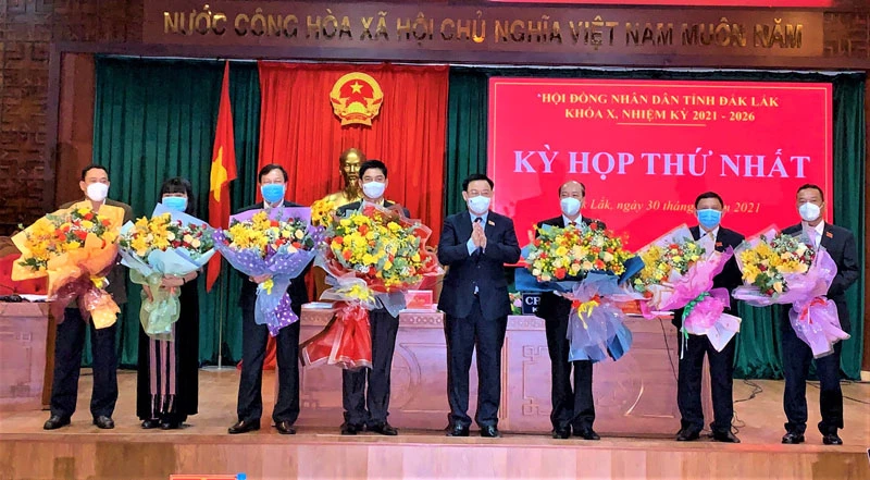Chủ tịch Quốc hội Vương Đình Huệ chúc mừng các lãnh đạo chủ chốt Hội đồng nhân dân và Ủy ban nhân dân tỉnh Đắk Lắk, nhiệm kỳ 2021-2026.