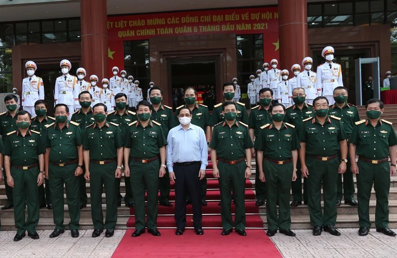 Thủ tướng Phạm Minh Chính chụp ảnh cùng các đồng chí trong Quân ủy Trung ương, lãnh đạo Bộ Quốc phòng.