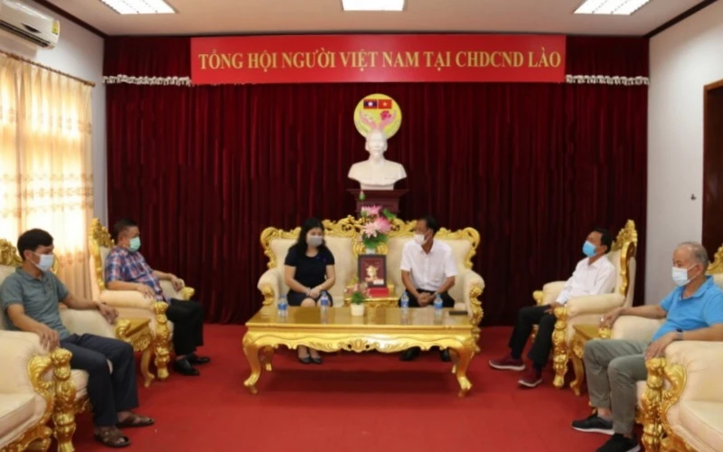 Tham tán Vũ Tú Oanh (trái) khẳng định, Đảng, Nhà nước luôn coi trọng cộng đồng người Việt Nam ở nước ngoài, trong đó có cộng đồng người Việt Nam tại Lào, ngày 30/6.