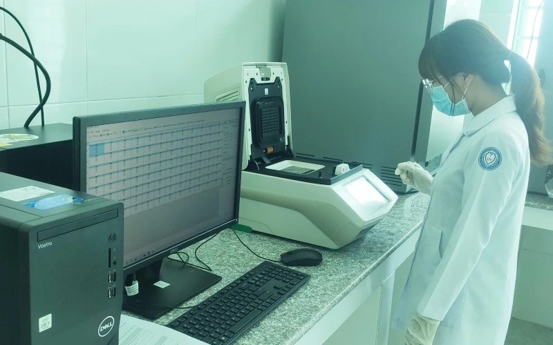 Với hệ thống xét nghiệp Realtime RT-PCR có khả năng xét nghiệm 1.000 mẫu/ngày. 