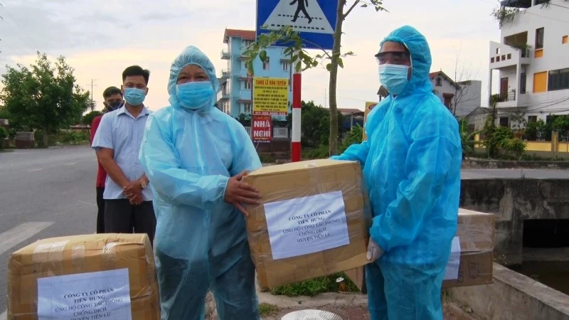 Doanh nghiệp tặng khẩu trang ủng hộ phòng, chống dịch cho huyện Tiên Lữ.