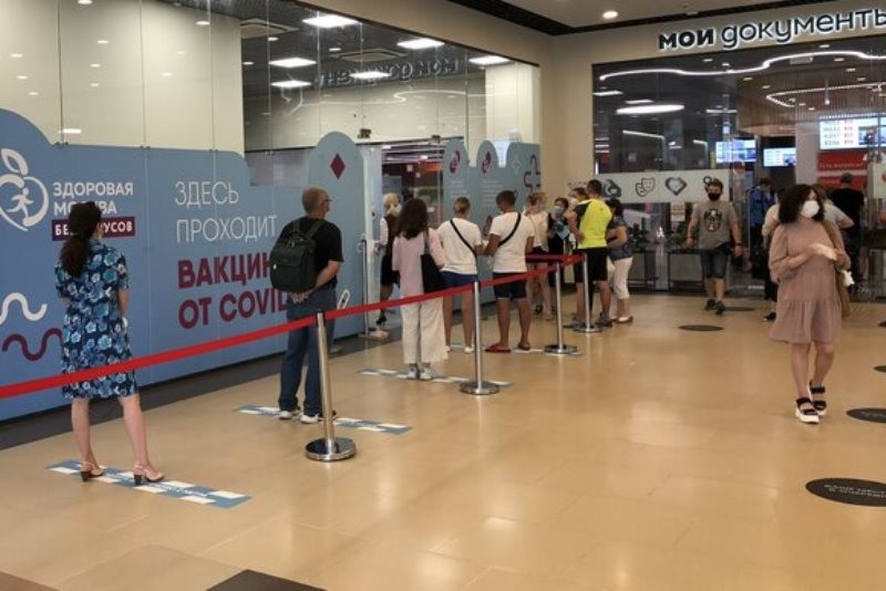 Người dân Moskva xếp hàng chờ tiêm chủng (Nguồn ảnh: Moskva 24) 