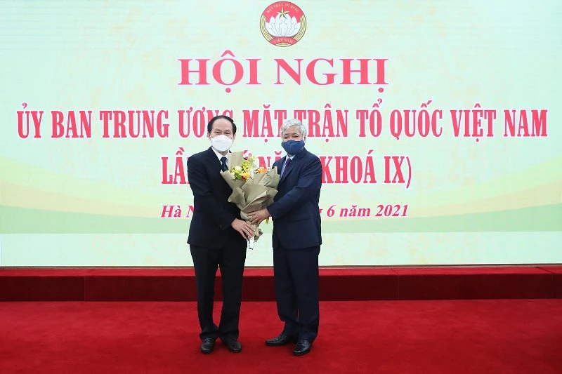 Đồng chí Đỗ Văn Chiến tặng hoa chúc mừng đồng chí Lê Tiến Châu (bên trái).