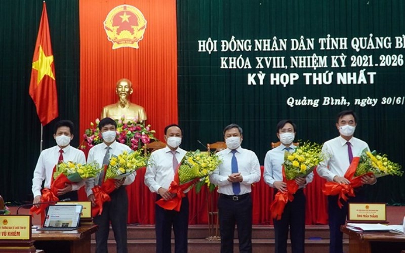 Bí thư Tỉnh ủy Quảng Bình Vũ Đại Thắng tặng hoa các đồng chí Thường trực HĐND tỉnh, nhiệm kỳ 2021-2026