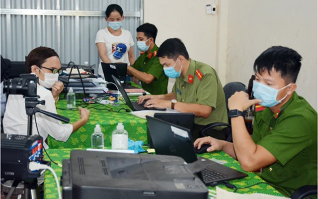 Công an huyện Châu Thành (Kiên Giang) thực hiện các thủ tục cấp căn cước công dân (Ảnh: Quốc Tiến).