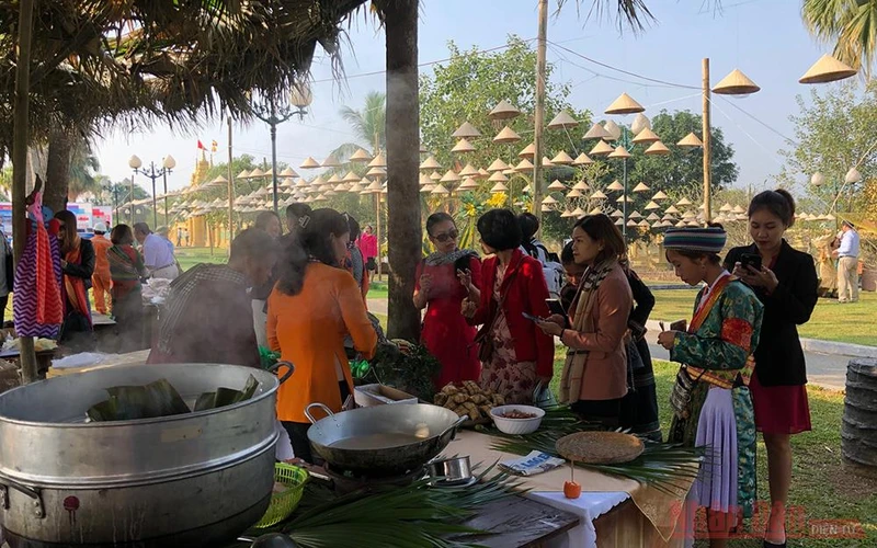 Du khách khám phá ẩm thực Bến Tre tại Làng năm 2019.
