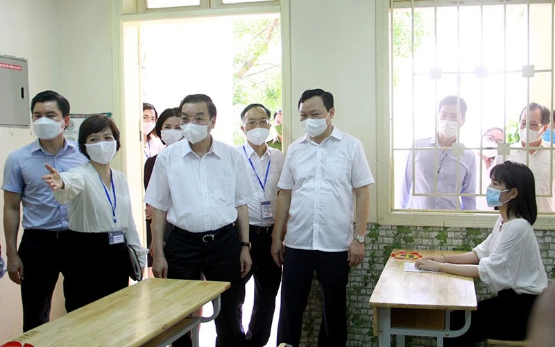 Chủ tịch UBND TP Chu Ngọc Anh kiểm tra công tác chuẩn bị thi tại Trường THCS Bế Văn Đàn, quận Đống Đa.