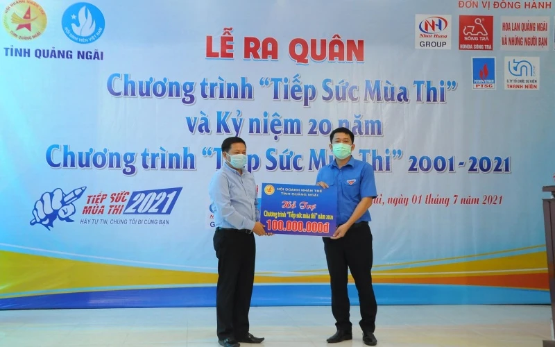 Chủ tịch Hội Doanh nhân trẻ tỉnh Quảng Ngãi Vi Nhất Trường trao biểu trưng tặng 100 suất học bổng cho thí sinh nghèo Quảng Ngãi. 