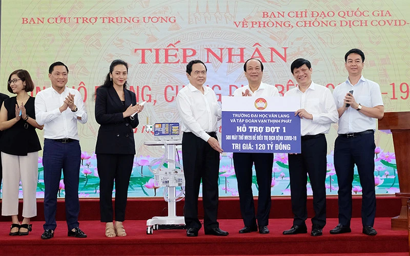 Đồng chí Trần Thanh Mẫn; đồng chí Mai Tiến Dũng và đồng chí Nguyễn Thanh Long tiếp nhận ủng hộ 500 máy thở MV20 phục vụ phòng chống dịch Covid-19. (Ảnh: Bộ Y tế)