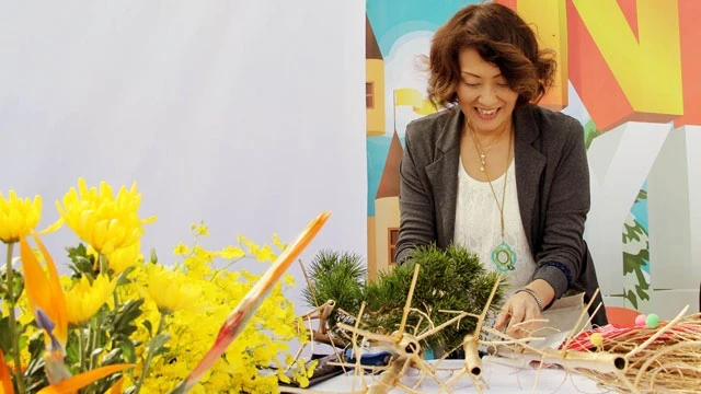 Nghệ nhân Suzuki Chiharu trình diễn nghệ thuật cắm hoa phong cách Ikebana tại Đà Lạt. Ảnh: MAI VĂN BẢO