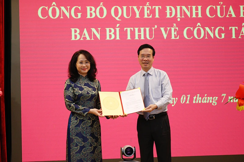 Đồng chí Võ Văn Thưởng trao quyết định cho đồng chí Lâm Thị Phương Thanh.