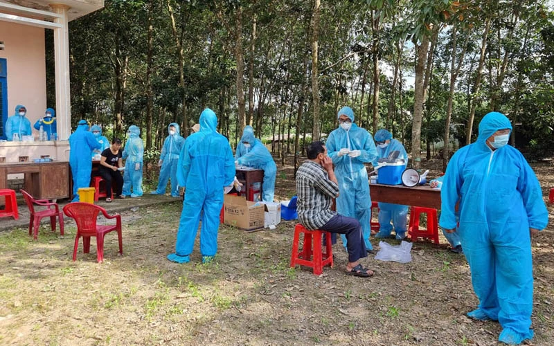 Lấy mẫu xét nghiệm SARS-CoV-2 đối với người dân thôn Phú Hòa. 