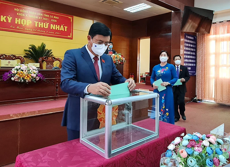 Các đại biểu HĐND tỉnh Cà Mau khoá X bỏ phiếu bầu các chức danh chủ chốt HĐND và UBND tỉnh.