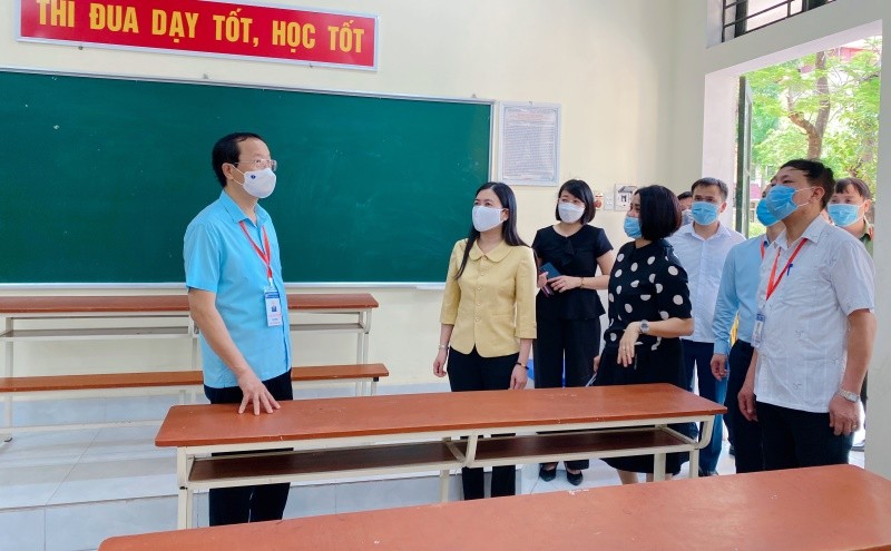Thứ trưởng Giáo dục và Đào tạo Phạm Ngọc Thưởng kiểm tra cơ sở vật chất, công tác chuẩn bị thi tại điểm thi Trường THPT Lê Quý Đôn (Thái Bình).