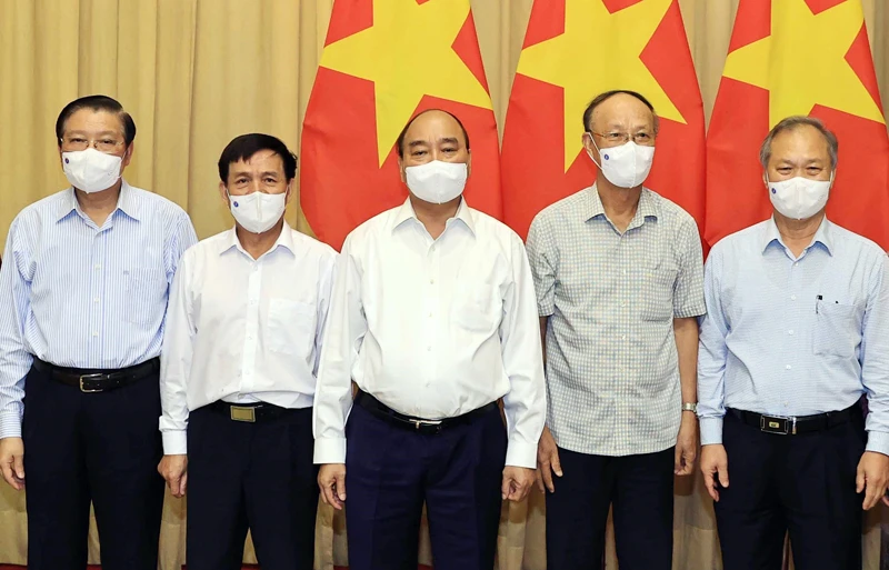Chủ tịch nước Nguyễn Xuân Phúc với các chuyên gia, nhà khoa học. Ảnh: THỐNG NHẤT (TTXVN)