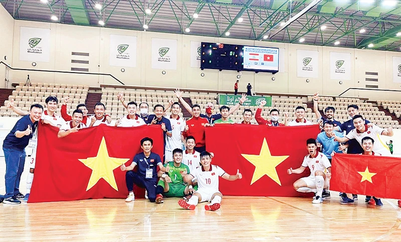 Tuyển futsal Việt Nam xuất sắc lần thứ hai lập kỳ tích. Ảnh | VFF, KHORFAKKAN