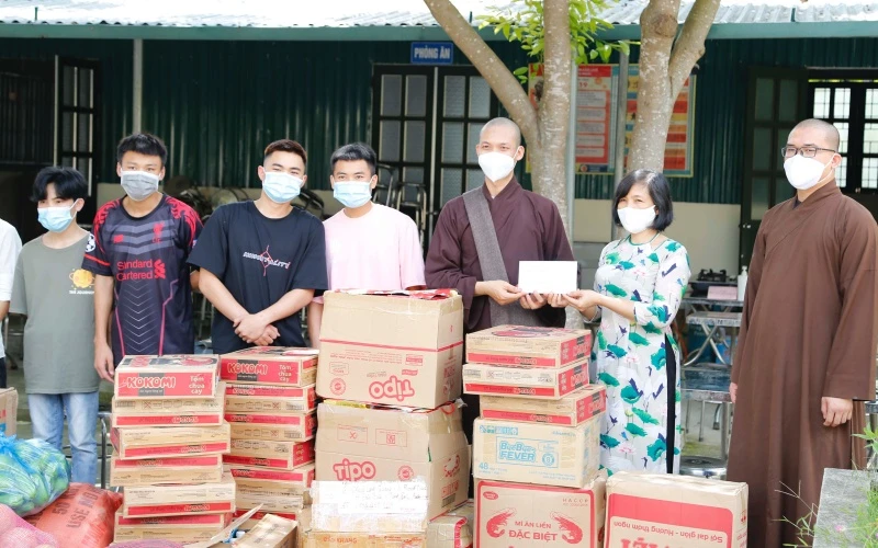 Cô giáo và các em học sinh Trường THPT Thanh Nưa nhận hàng hỗ trợ từ các nhà hảo tâm.