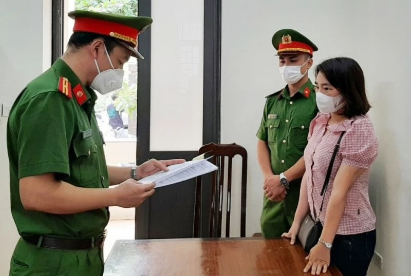 Cơ quan Cảnh sát điều tra Công an Hà Tĩnh tống đạt quyết định khởi tố bị can đối với Đỗ Thị Thương.